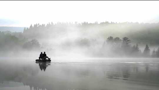 4K晨雾中的河面渔船驶过