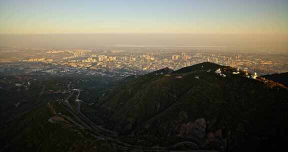 山顶眺望城市全貌的壮阔景象陕西秦岭骊山