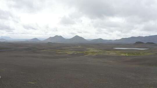 白天冰岛山脉和贫瘠土地的全景。-天线
