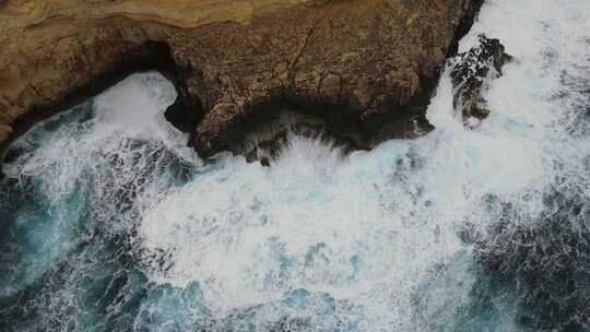 海浪袭击海岸的空中镜头