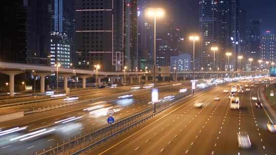 夜间车流穿过照亮现代城市街道