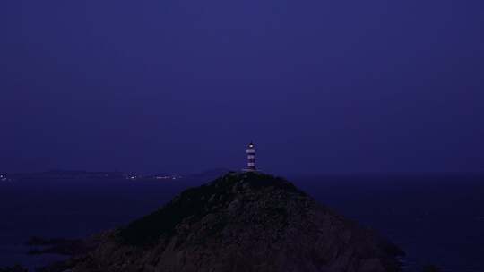 夜晚大海灯塔海上指明灯海岛指引灯海洋灯塔