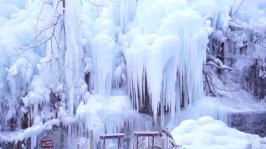 山间冰瀑与平静湖水景观