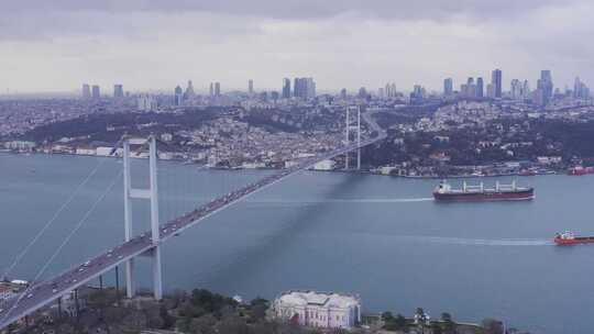 伊斯坦布尔博斯普鲁斯海峡大桥交通和货船鸟瞰图