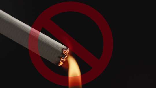禁止吸烟抽烟点燃香烟特写吸烟有害健康