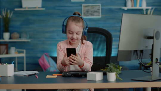 女生在智能手机上使用视频通话进行学校课程