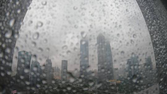 写字楼玻璃雨窗 市下雨