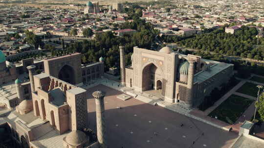 注册广场、Ulugh Beg Madra