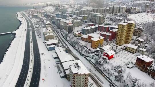 城市中积雪的城镇建筑