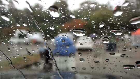 汽车窗外的下雨天