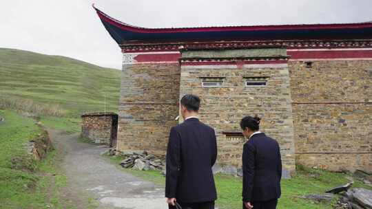 公职人员(检察官、法官)看望藏族群众