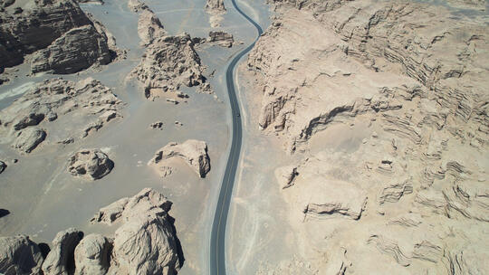 航拍新疆哈密大海道无人区荒漠山谷视频素材模板下载
