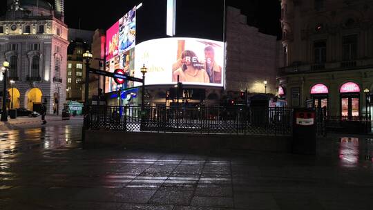 城市街道上的广告屏幕视频素材模板下载