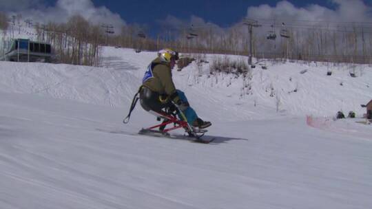 滑雪场里滑雪的运动员视频素材模板下载