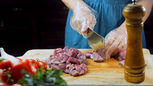 厨师在菜板上切肉准备料理视频素材模板下载