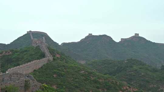 夏季金山岭长城早晨阴雨雾气风光