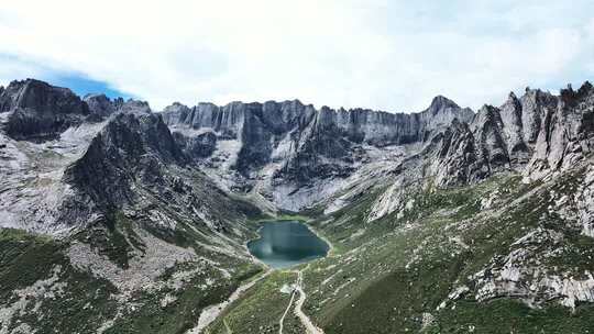 蓝天白云下莲宝叶则山谷中的扎尕尔错湖