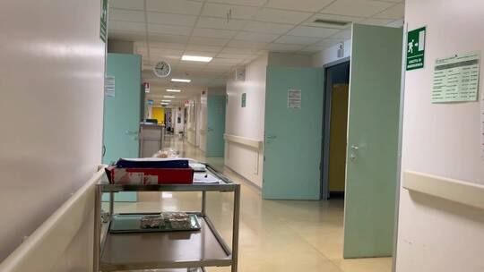 医院空荡的走廊