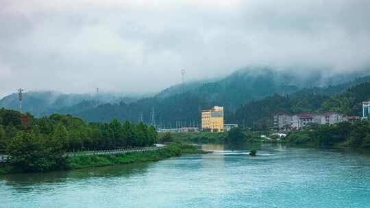 河畔山林云雾缭绕景象