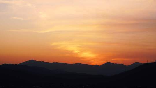 山峰日落延时黄昏夕阳山脉阳光森林夜幕降临