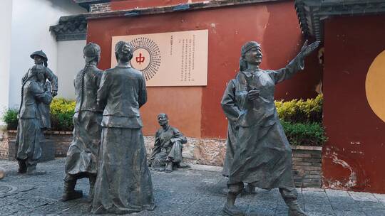 雕塑视频云南建水临安古城普通市民主题雕塑