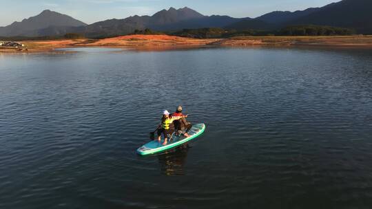惠州白盆珠湖中两人皮划艇