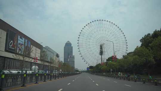 汽车窗外摩天轮风景道路交通城市建筑风光