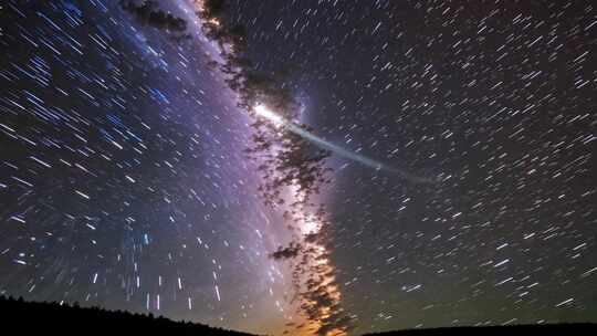 流星划过 星空璀璨 银河悬挂 夜色静谧