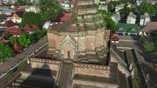 泰国清迈古城大佛塔寺航拍城市风光