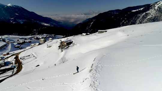 在雪山滑雪的人视频素材模板下载