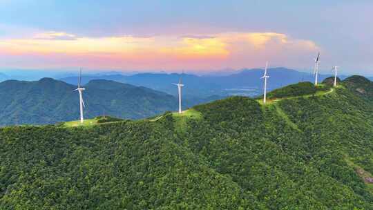 河源缺牙山山顶风车风力发电机自然风光