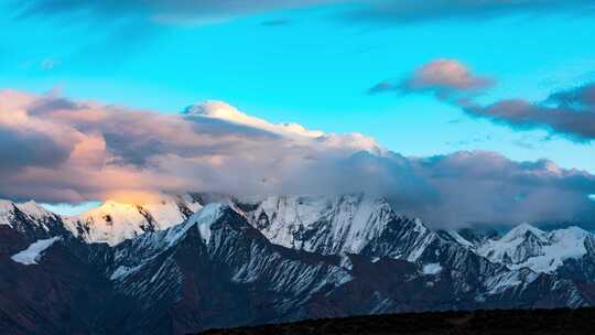 贡嘎雪山日照金山延时