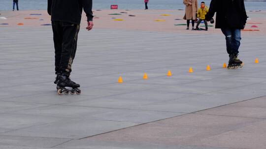 滨海休闲广场练习单排轮滑的少年