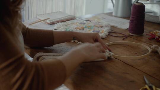 做手工编织的女人
