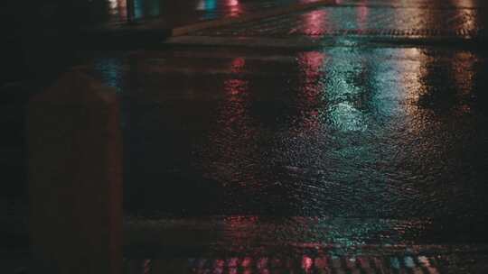 夜晚城市街道上的雨