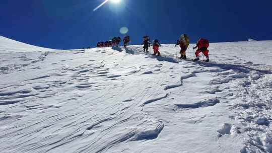 攀登新疆慕士塔格峰雪山的登山队队员