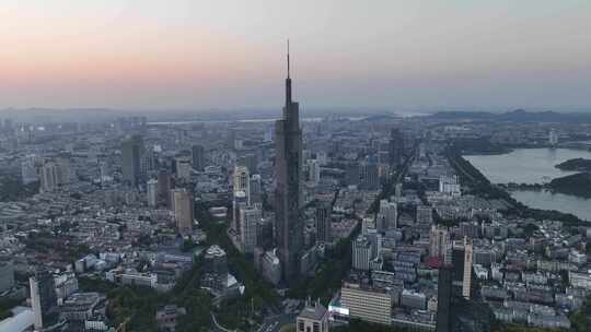 落日余晖照射在江苏南京紫峰大厦景观