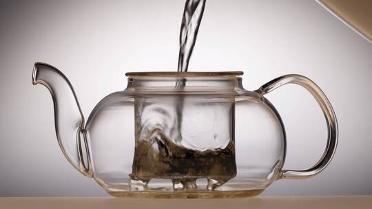 在玻璃茶杯里倒水养生茶品茶视频素材模板下载