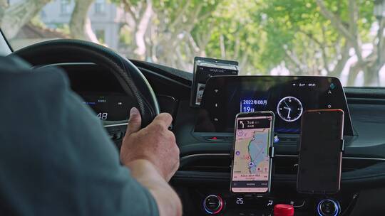 网约车司机按照手机上导航行驶在城市道路视频素材模板下载