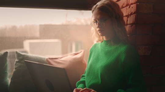 漂亮的金发女学生在咖啡馆的笔记本电脑上打字使用免费Wifi发送消息冲浪视频素材模板下载