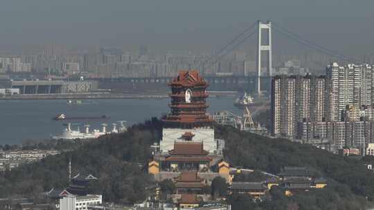 城市远景中的古建筑与现代大桥