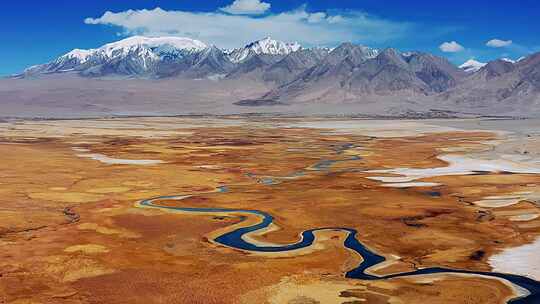 航拍新疆帕米尔高原塔合曼湿地与慕士塔格峰