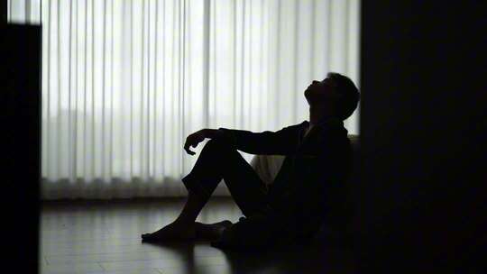 男子压力大窗前剪影