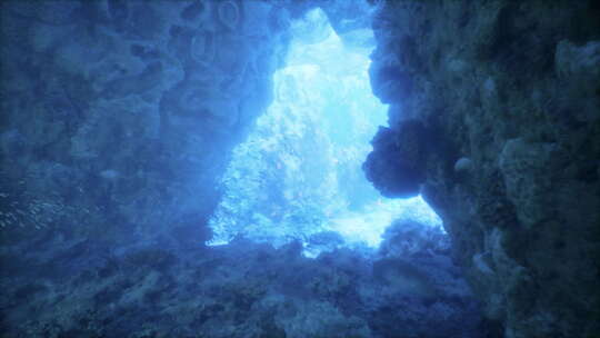 一个发出蓝光的洞穴