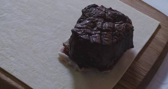 酥皮原料添加牛排及上层肉酱培根惠灵顿牛排