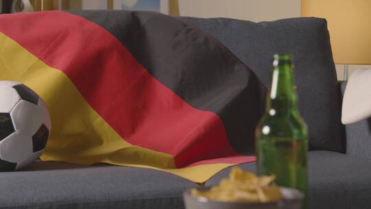 沙发上的德国国旗和足球