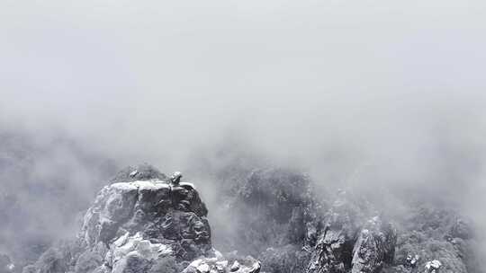 云雾缭绕的雪山景色 安徽黄山 怪石