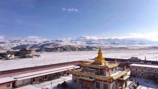 雪山 高原 建筑 文化 冬季 雪山下的寺院