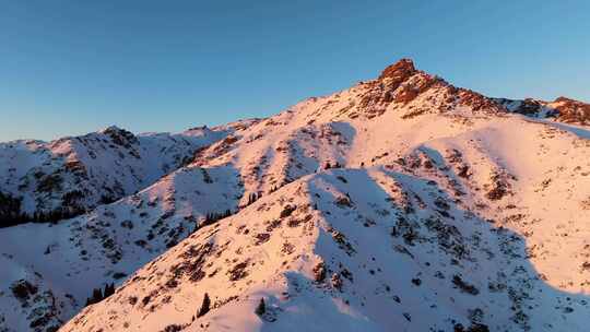 航拍新疆天山山脉雪山