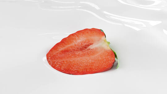 新鲜草莓掉落融入牛奶酸奶奶油慢镜头